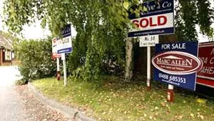 Người tiêu dùng Mỹ và Anh đổ nợ vì thị trường địa ốc