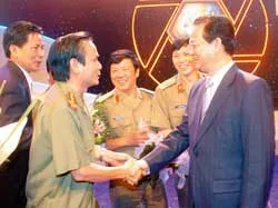 48 giải thưởng được trao cho các tác phẩm báo chí xuất sắc