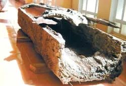 Quảng Trị: Phát hiện quách mộ cổ bằng thân cây độc đáo