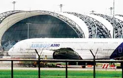 Siêu máy bay Airbus 380 gặp sự cố trong lần ra mắt châu Á