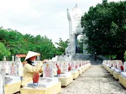 Quản trang Nghĩa trang liệt sĩ Trường Sơn : Hàng vạn bước mỗi ngày