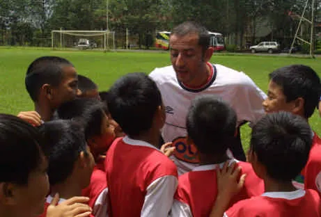 "Làm bóng đá trẻ phải chịu thiệt thòi" ảnh 1