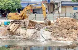 Hệ thống cống thoát nước tại TPHCM: “Gánh”... đủ loại chất thải ảnh 2