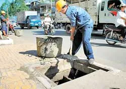 Hệ thống cống thoát nước tại TPHCM: “Gánh”... đủ loại chất thải