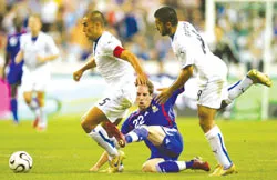 Franck Ribery (giữa, Pháp) trước sự truy cản quyết liệtcủa các cầu thủ Italia trong trận lượt đi.