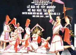 25 sinh viên dự thi tốt nghiệp hệ ĐH tại chức chuyên ngành huấn luyện múa và biên đạo múa