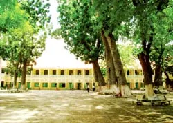 Vì sao PHHS phải đóng tiền ngoài quy định?