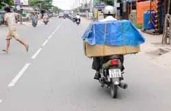 Kinh hoàng... xe gắn máy chở thuốc lá lậu!