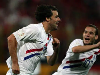 Niềm vui của Van Nistelrooy (trái) sau khi ghi bàn thắng cho tuyển Hà Lan.