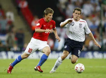 Pha tranh bóng giữa 2 số 10: Michael Owen (áo trắng) của Anh và Arshavin của Nga