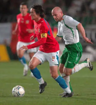 Tiền vệ Tomas Rosicky (CH Séc, trái) đi bóng qua Lee Carsley (Ailen).