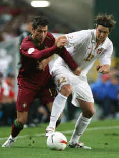 Cristiano Ronaldo (trái, Bồ Đào Nha)