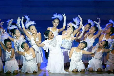 NSƯT Vương Linh cùng lớp múa “Những ngôi sao nhỏ” trong tiết mục “Cánh cò qua những lời ru”. Ảnh: An Dung