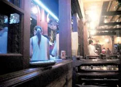 Làm phục vụ ở quán bar, nhà hàng...