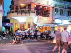 Làm phục vụ ở quán bar, nhà hàng... ảnh 2
