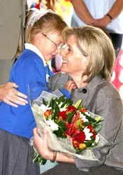 Khi công chúa động viên trẻ nhỏ