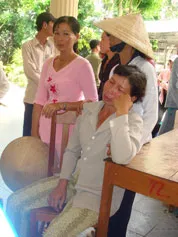 Trắng đêm cứu hộ, trắng đêm chờ tin chồng, tin cha…