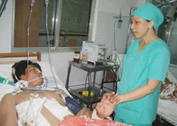 Bệnh nhân Lê Hoàng Nam đang được điều trị tích cực tại BV đa khoa TƯ Cần Thơ. Ảnh: M.N.