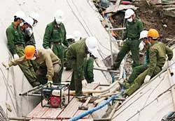 Ngày thứ 4 khắc phục thảm họa sập nhịp dẫn cầu Cần Thơ