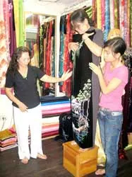 Một người miền núi mê kinh doanh áo dài