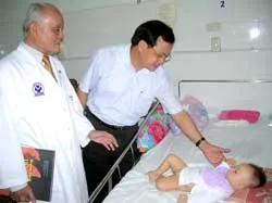 Đoàn đại biểu thành phố Hà Nội thăm và làm việc với BV Triều An