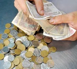 Tiền mệnh giá nhỏ: Khan hiếm, cũ nát