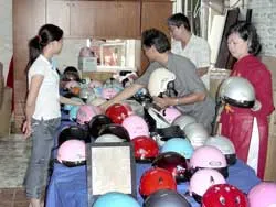 Doanh nghiệp và người tiêu dùng đều bức xúc