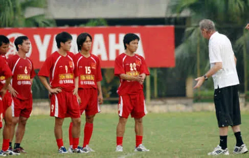 HLV Riedl  đau đầu với chấn thương ảnh 1