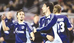 Các cầu thủ Schalke mừng bàn thắng vào lưới Rosenborg.