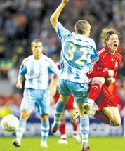 Tiền đạo Fernando Torres (phải, Liverpool) trước sự truy cản quyết liệt của hậu vệ Gael Givet (Marseille).