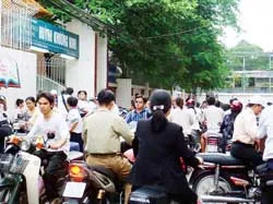 Học sinh đi xe đưa rước hay điều chỉnh giờ học? ảnh 2