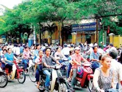 Học sinh đi xe đưa rước hay điều chỉnh giờ học?