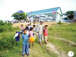Vượt suối đến trường