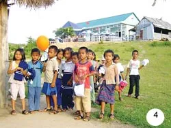 Vượt suối đến trường ảnh 4