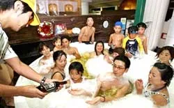 Dùng phế liệu chế robot ảnh 2