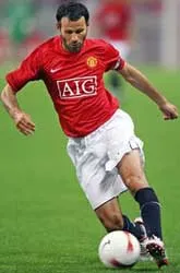 Ryan Giggs gia hạn hợp đồng với MU