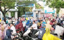 Một số trường tại TPHCM bắt đầu học lệch giờ - Chưa hiệu quả!