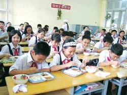 Nguy cơ suy dinh dưỡng từ bữa ăn học đường. Bài 1: Chất lượng dinh dưỡng: thả nổi!