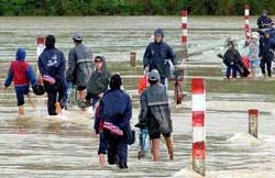 Lũ lớn, lốc mạnh hoành hành