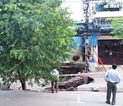 Làm sụp vỉa hè, nghiêng chung cư