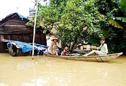 Lũ dữ lại nhấn chìm miền Trung