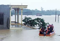 Lũ dữ lại nhấn chìm miền Trung ảnh 3