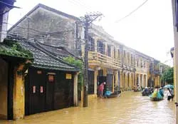 Lũ dữ lại nhấn chìm miền Trung ảnh 2