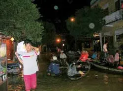 14 người chết, gần 20.000 căn nhà bị ngập