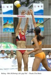 Trận Hường - Mùi (Hải Dương, bên trái) thua Thế - Thanh với tỷ số 0-2.