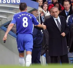 Cầu thủ Chelsea có thể còn nghe lời HLV trưởng Avram Grant (ảnh), nhưng với Ten Cate, “cao ngạo” và “xấc xược” thì không.