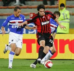 Ngôi sao Kaka (giữa) luôn là ngòi nổ trong các pha tấn công của AC Milan.