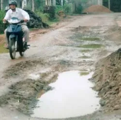 Đường nhựa vẫn... lầy lội!