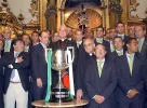 Ruiz de Lopera cùng các thành viên Betis bên cúp Nhà vua năm 2005