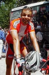 Mê ngựa sắt hơn vợ ảnh 1